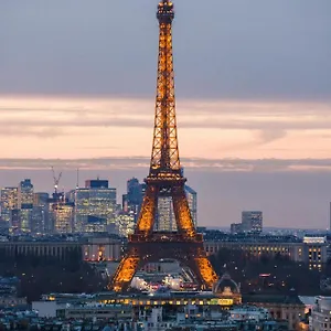 Paris Luxury Apartment 75M2 With Eiffel Tower View, Metro 1 Min, Parking Paris